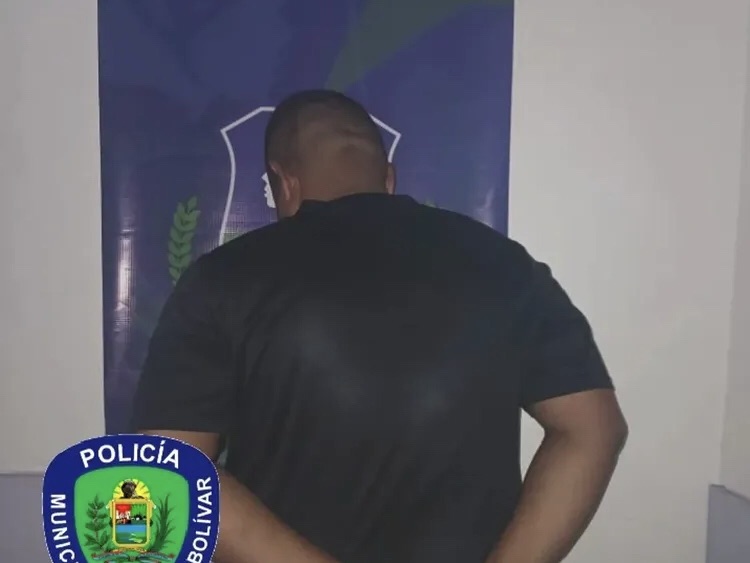 Detenido hombre en Barrio Sucre por agredir a su expareja dentro de un&nbsp;vehículo