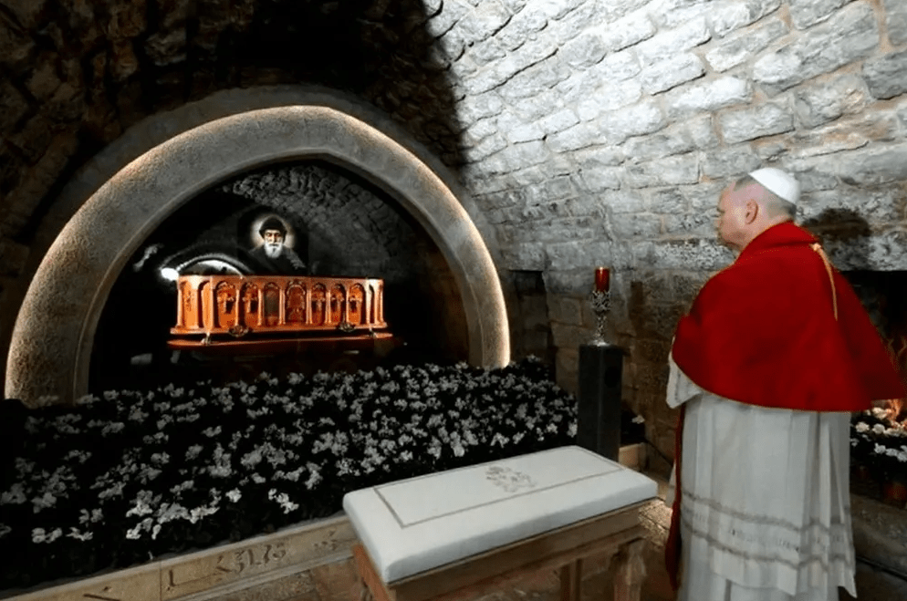El Papa reza sobre la tumba de San&nbsp;Charbel