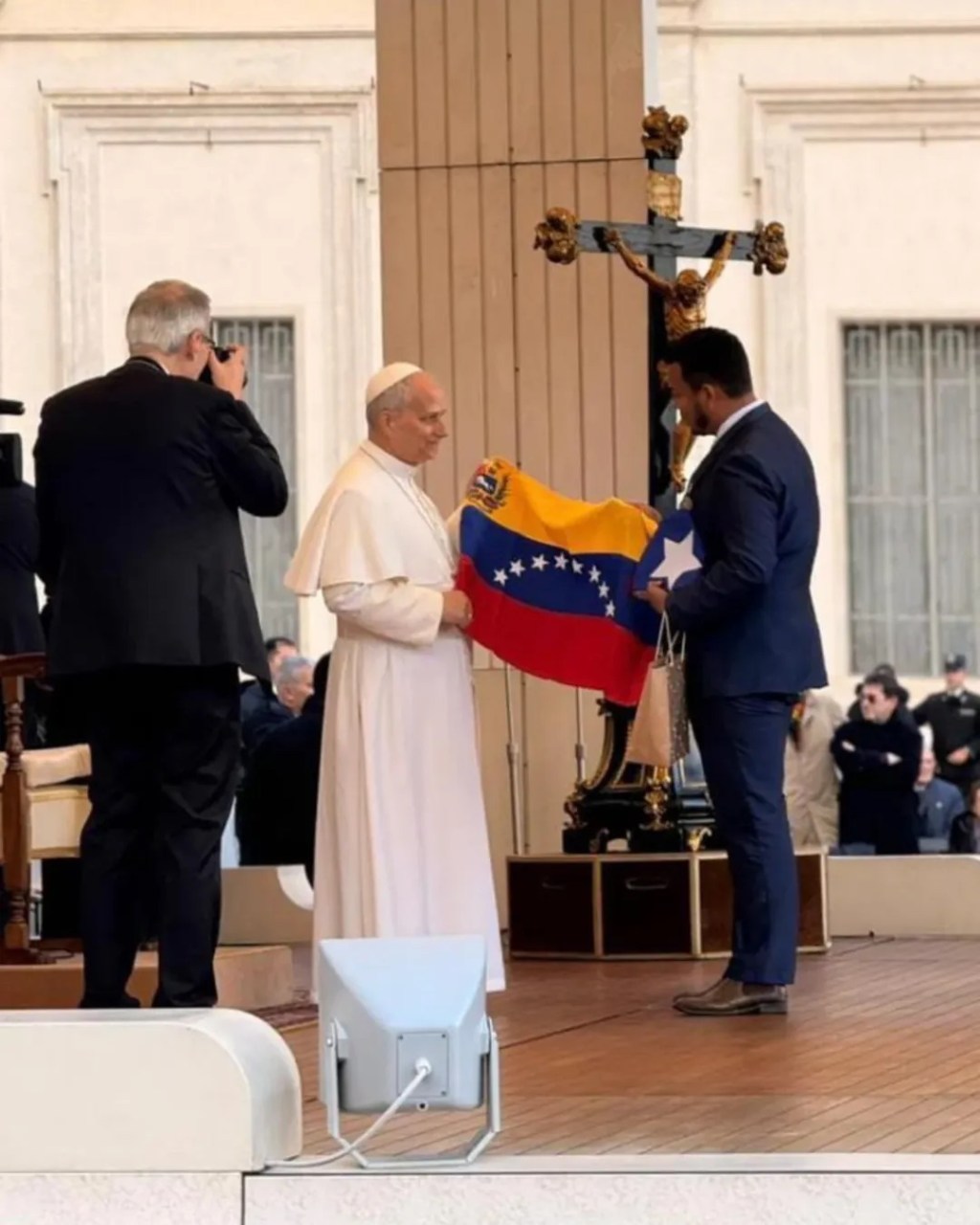 Venezolano entregó obsequios al Papa León&nbsp;XIV