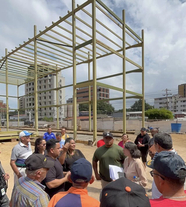 Alcaldía atiende denuncia de vecinos del edificio Los Santos, quienes se han visto afectados por trabajos en terreno aledaño