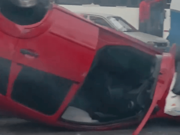 Conductor volcó su vehículo tras intentar esquivar a un autobús en Puerto La&nbsp;Cruz&nbsp;