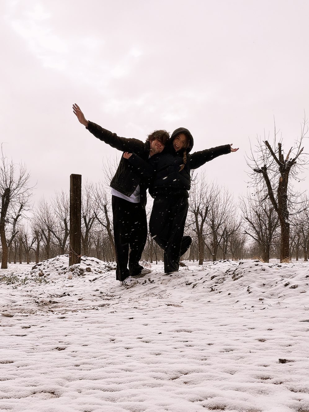 Lasso y su novia muy enamorados