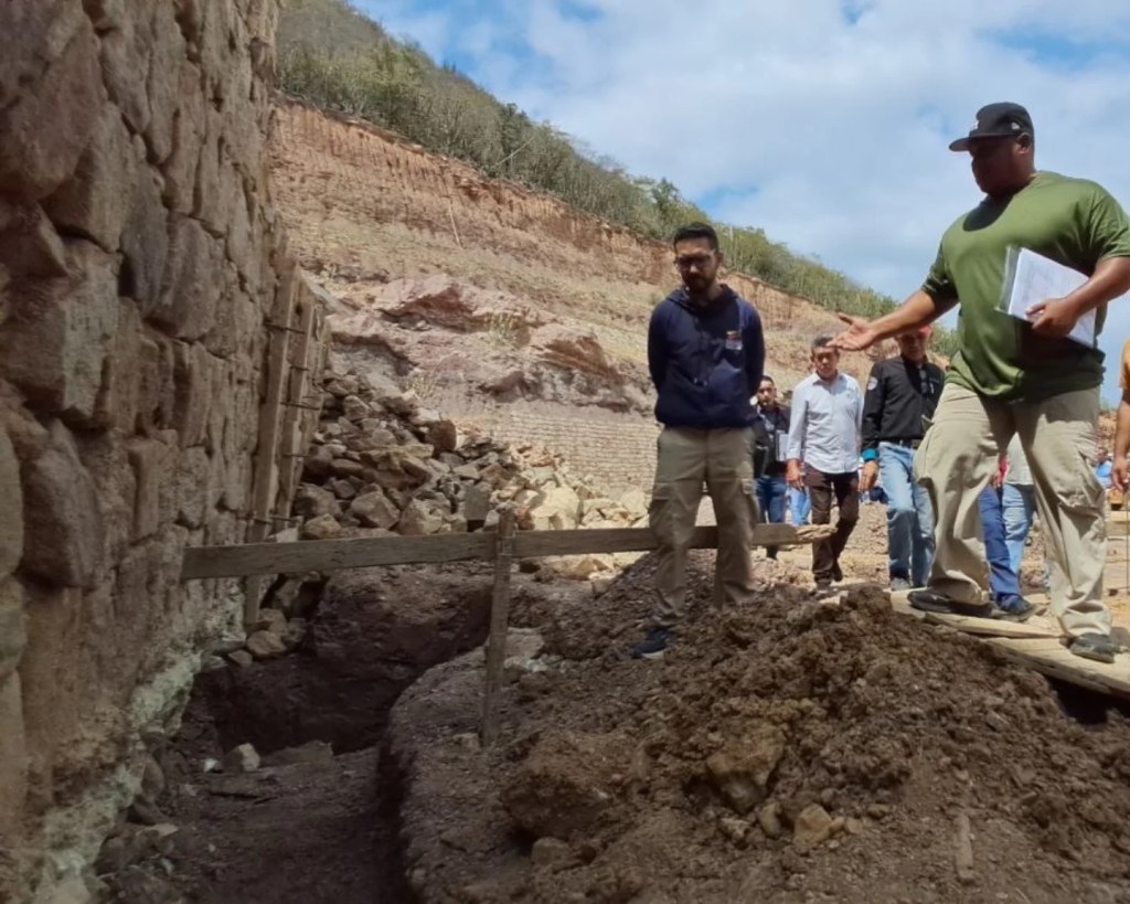 Ratifican medida de paralización en construcción adyacente al cerro Venezuela en Barcelona