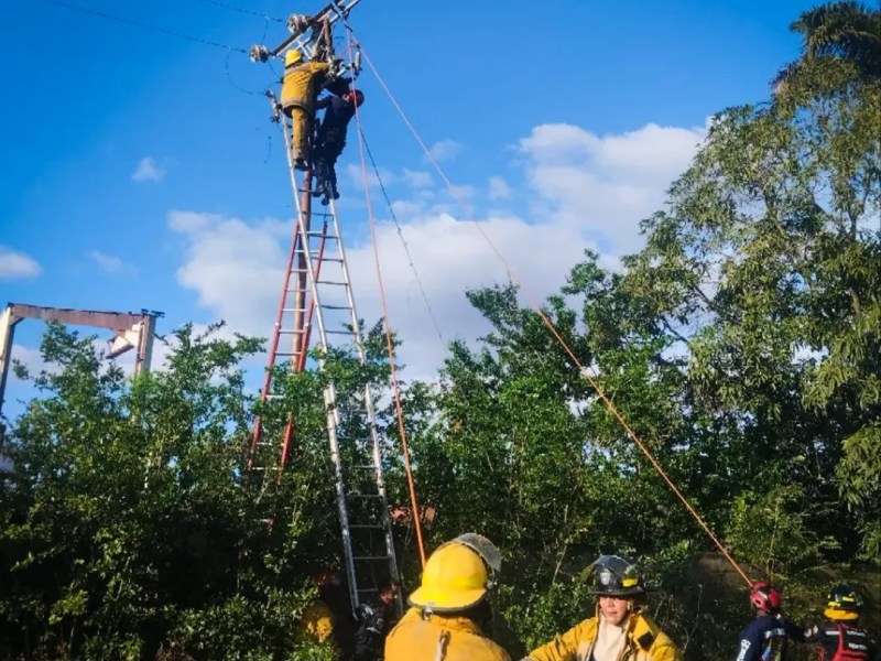 Bomberos de Anzoátegui rescataron a un hombre que colgaba a 15 metros de altura de un poste del tendido&nbsp;eléctrico