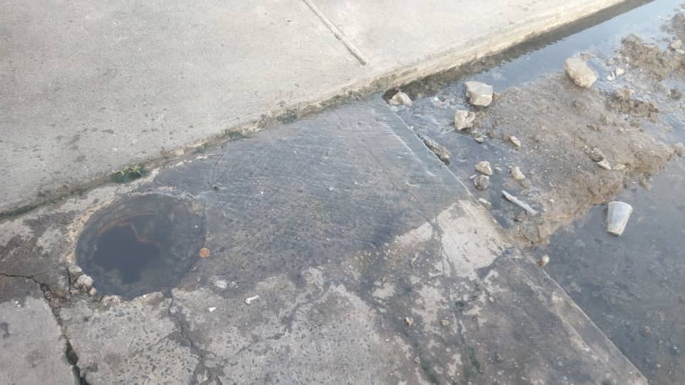 Desborde de cloacas afecta viviendas en la avenida Centurión de&nbsp;Barcelona