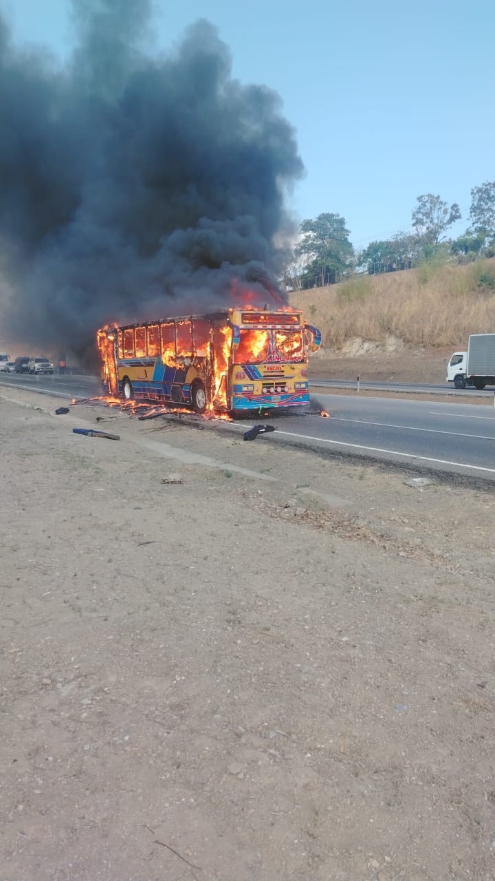 Autobús se incendió en la Autopista Regional del Centro: no se reportan heridos