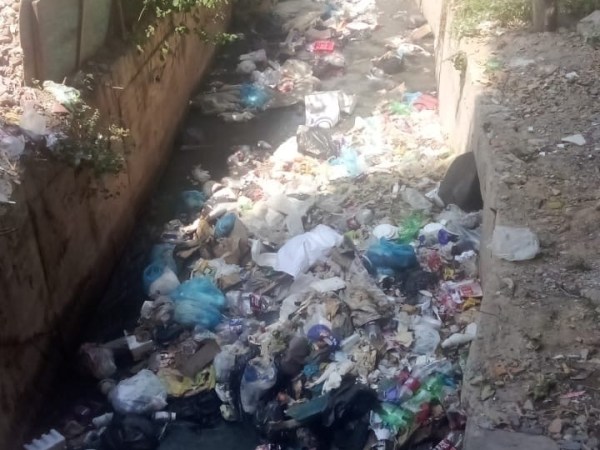 Vecinos de Santa Eduviges en Puerto La Cruz denuncian foco de contaminación en quebrada del sector&nbsp;“D”