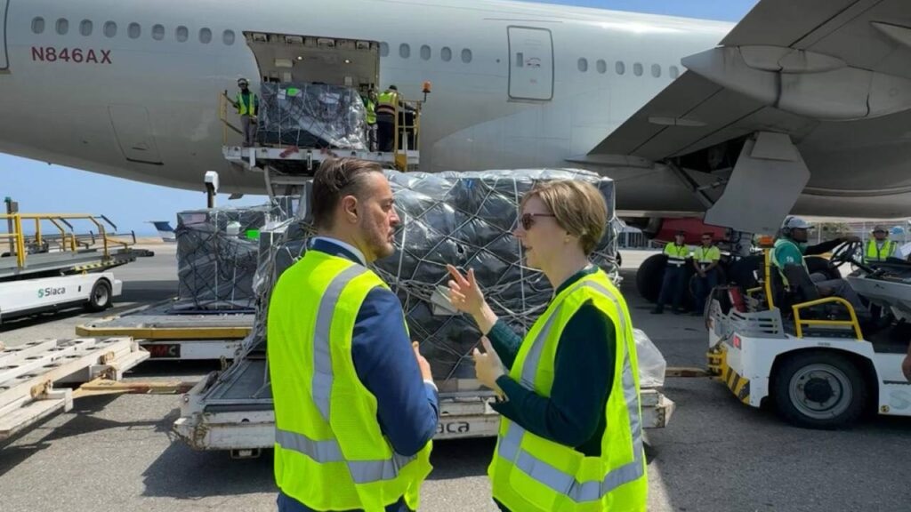 EEUU facilitó la llegada de seis toneladas de medicamentos al país