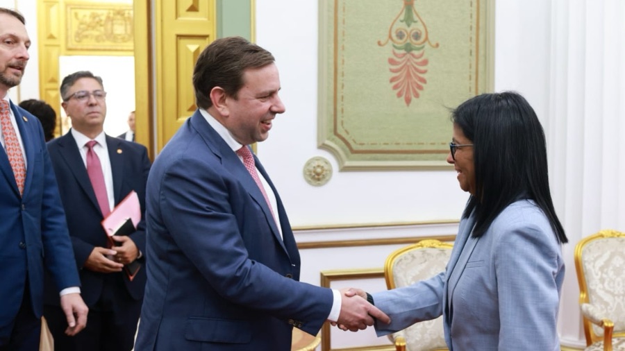 Delcy Rodríguez y directivos de Shell evalúan proyectos gasíferos