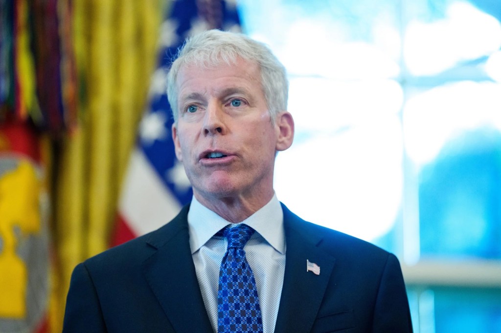 Chris Wright proyecta ingresos de $2.000 millones para fin de&nbsp;mes