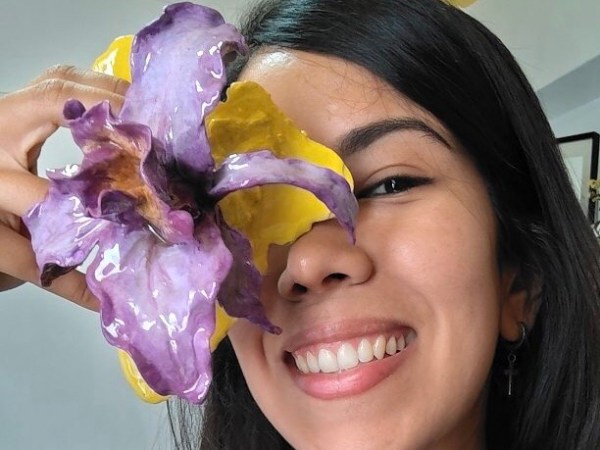 Alejandra Cedeño: la artista valenciana que transforma grietas en el asfalto en&nbsp;flores&nbsp;