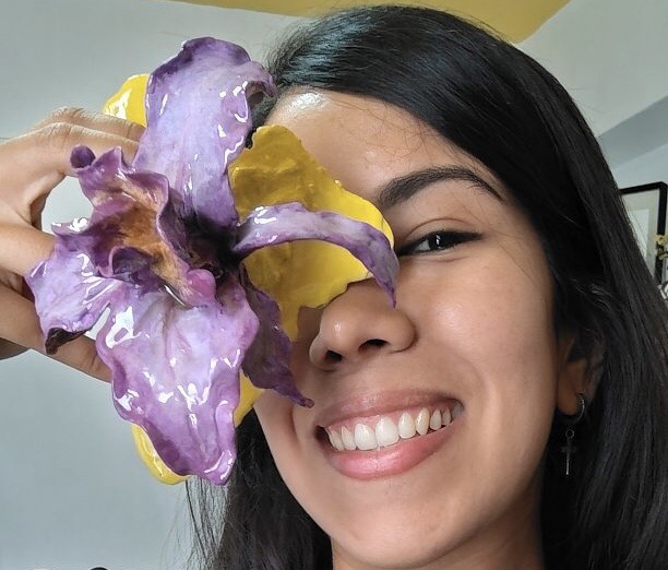 Alejandra Cedeño: la artista valenciana que transforma grietas en el asfalto en&nbsp;flores&nbsp;