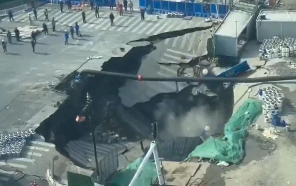 Pánico en Shanghái: enorme socavón de 20 metros se tragó una&nbsp;carretera&nbsp;