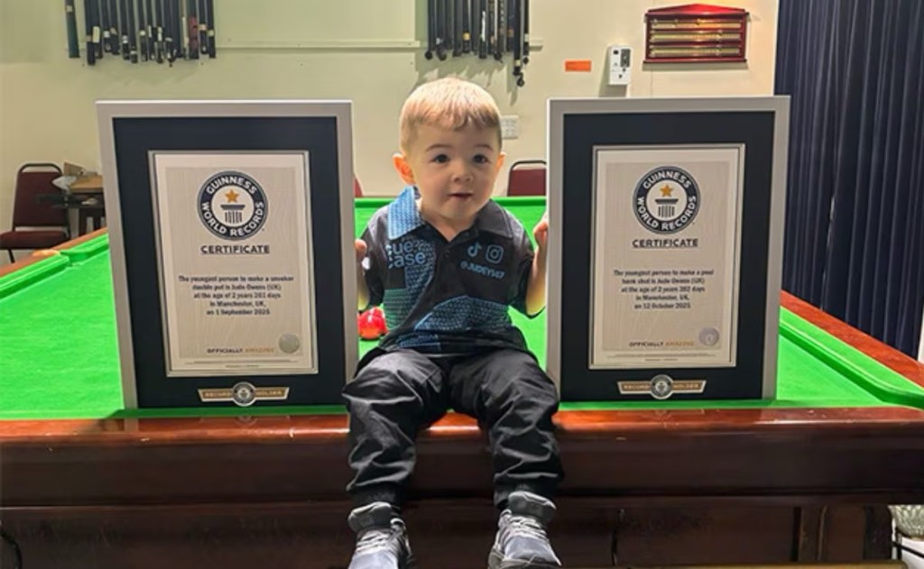 Niño de tres años ganó dos récords Guinness con sus trucos de&nbsp;billar&nbsp;