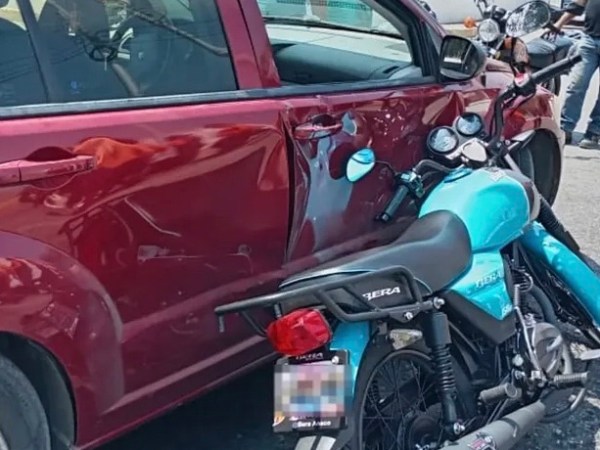 Dos jóvenes heridos tras colisión entre vehículo y moto en la Avenida Fuerzas&nbsp;Armadas