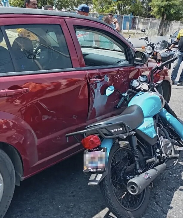 Dos jóvenes heridos tras colisión entre vehículo y moto en la Avenida Fuerzas&nbsp;Armadas