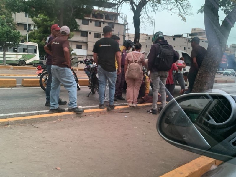 Motorizada lesionada tras choque en la Avenida Municipal de Puerto La&nbsp;Cruz