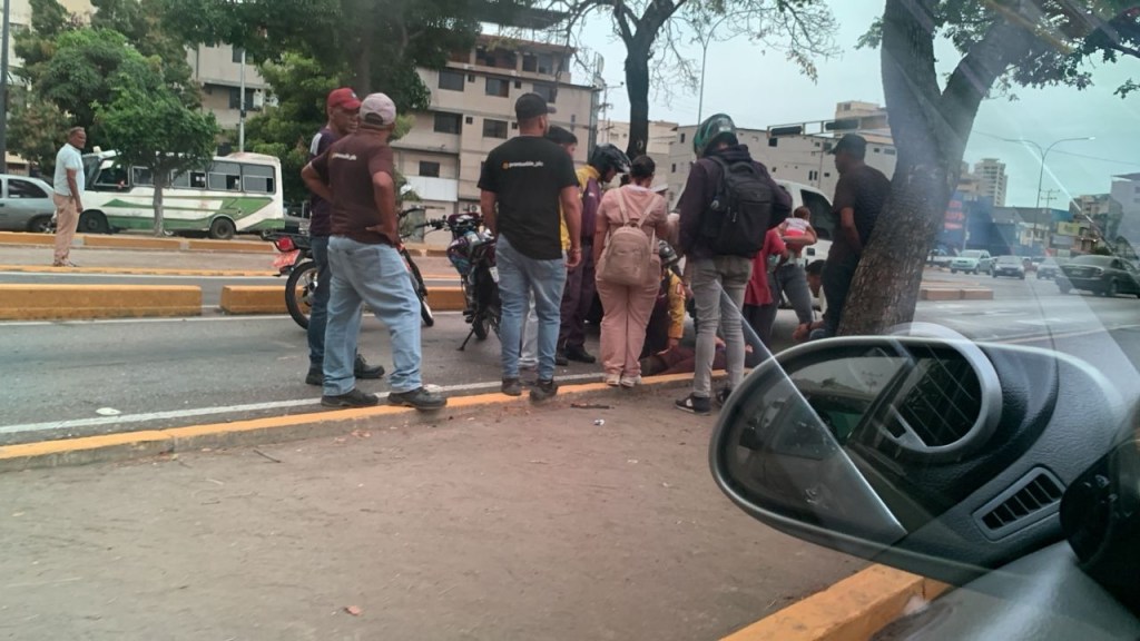 Motorizada lesionada tras choque en la Avenida Municipal de Puerto La&nbsp;Cruz