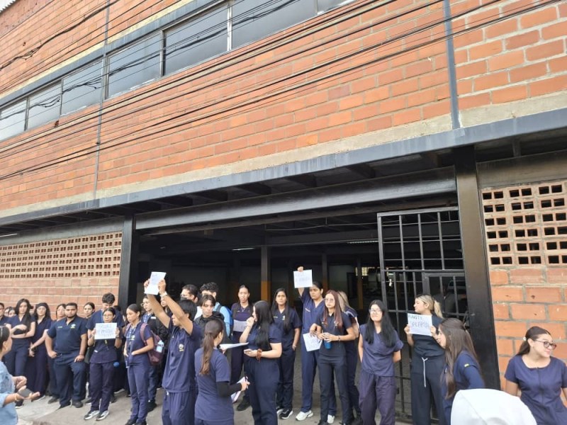 Estudiantes de Odontología de la UGMA protestan por el deterioro de las&nbsp;instalaciones