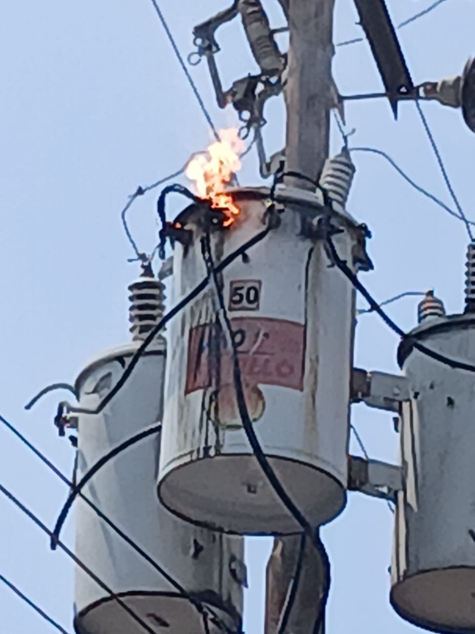 Tres días sin electricidad: Explosión de transformadores deja sin luz a comercios y familias en un sector de Puerto La&nbsp;Cruz