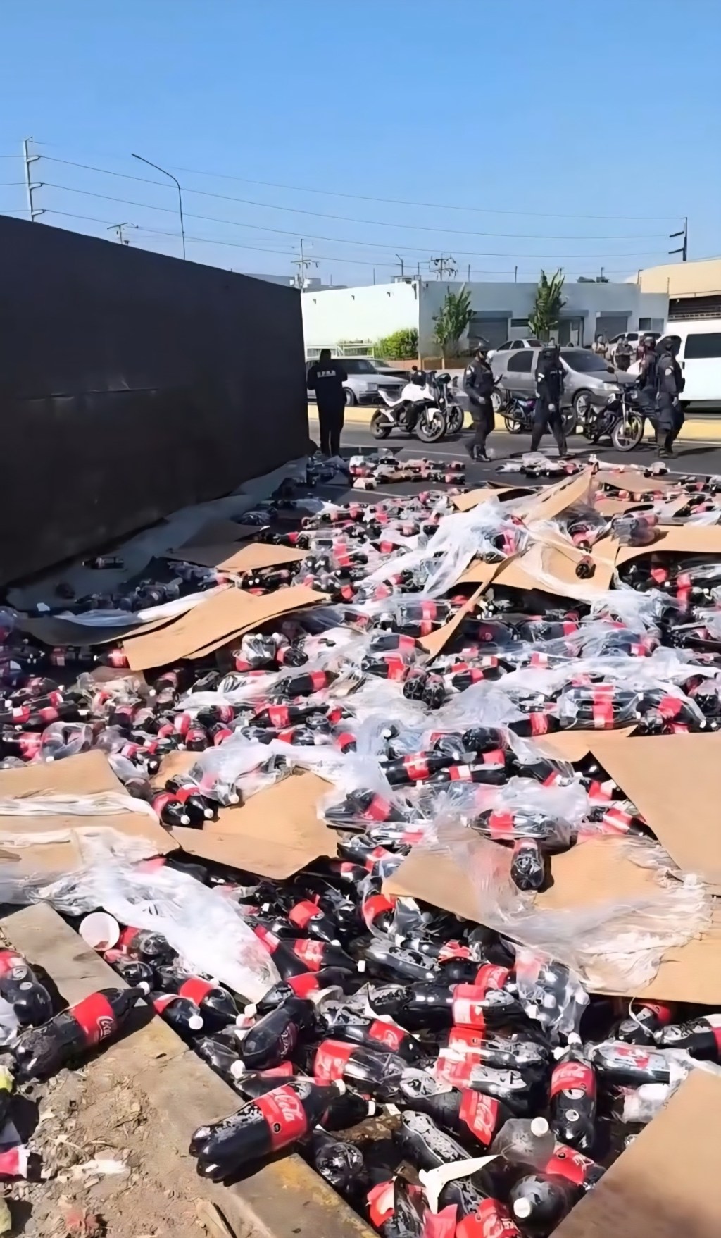 Volcó camión cargado de Coca-Cola en Maracaibo