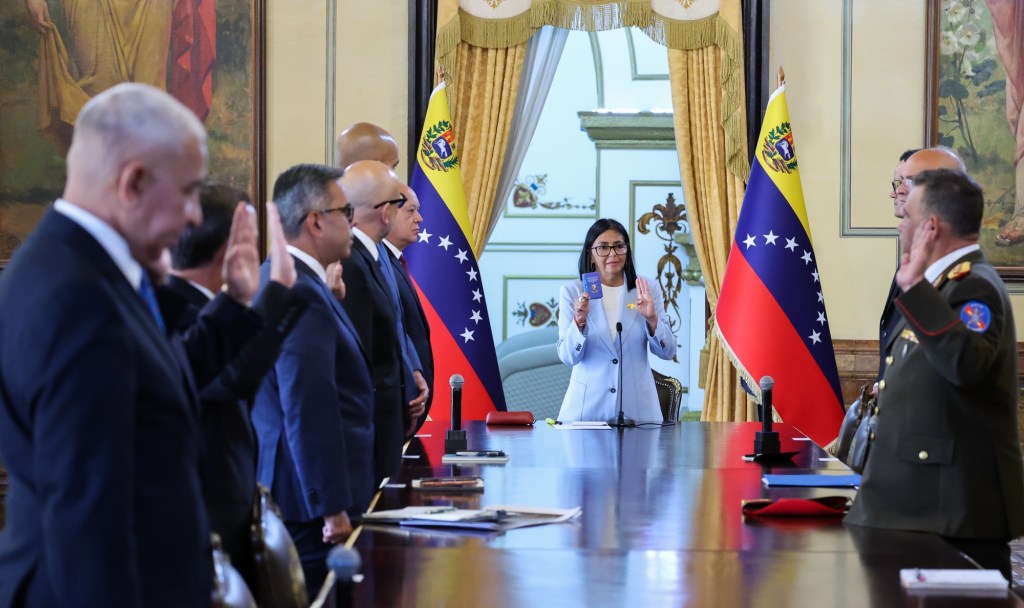 Presidenta de encargada juramenta a nuevos&nbsp;ministros