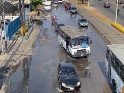 Reportan bote de agua frente al Iutirla en la Avenida&nbsp;Intercomunal