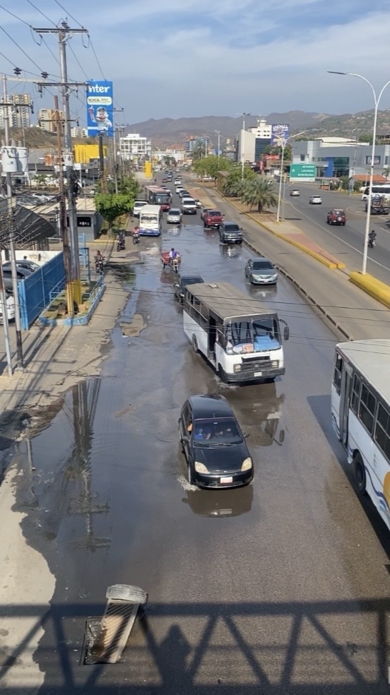 Reportan bote de agua frente al Iutirla en la Avenida&nbsp;Intercomunal