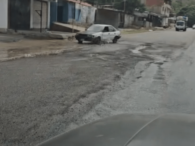 Denuncian bote de agua en la vía hacía El&nbsp;Rincón