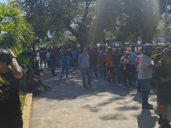 Largas colas en el Luis Ramos: La fanaticada de Marinos no se quiere perder el retorno a&nbsp;casa