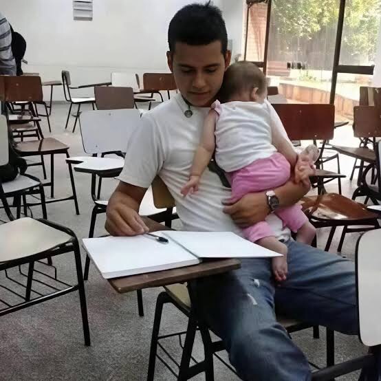 Padre ejemplar: joven cursa el último año de Derecho junto a su hija de siete&nbsp;meses