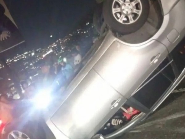 Vuelco en la autopista Gran Mariscal de Ayacucho deja dos personas&nbsp;lesionadas