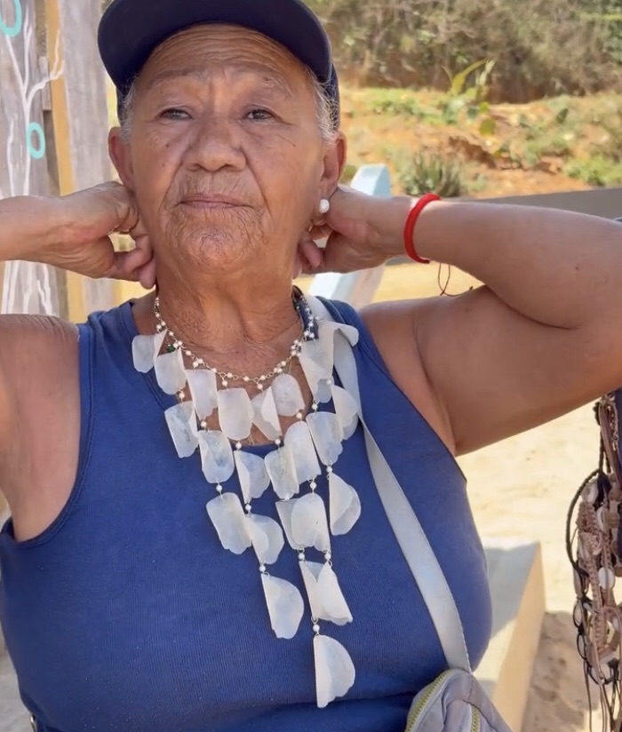 Artesana margariteña tiene 35 años creando accesorios con escamas de pescado en Playa&nbsp;Guacuco