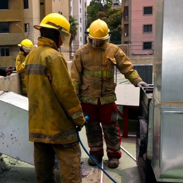 Bomberos controlaron incendio en restaurante del C.C. La Muralla en&nbsp;Lechería&nbsp;