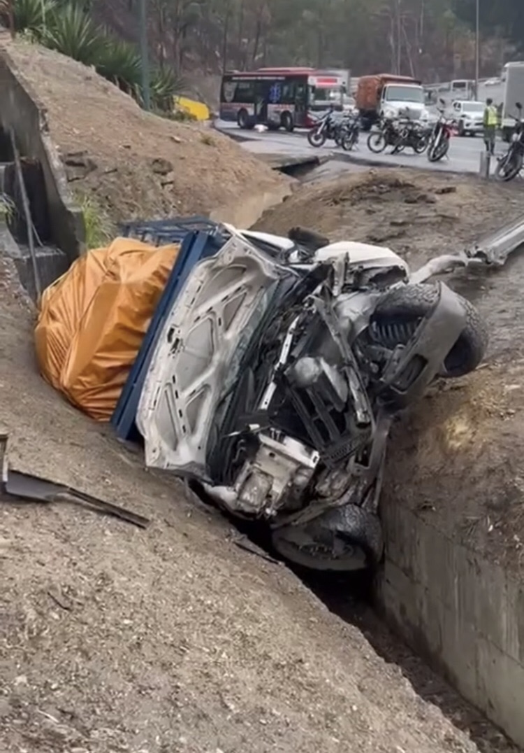 Lluvia y pavimento húmedo provocan aparatoso accidente en la Autopista Regional del&nbsp;Centro