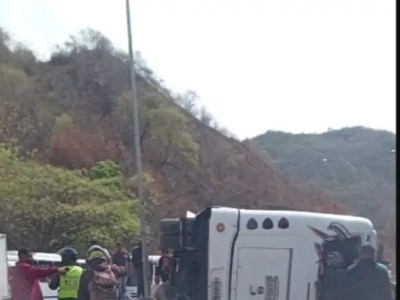 Autobús volcó en la Autopista Gran Mariscal de Ayacucho a la altura del Helipuerto&nbsp;Ávila