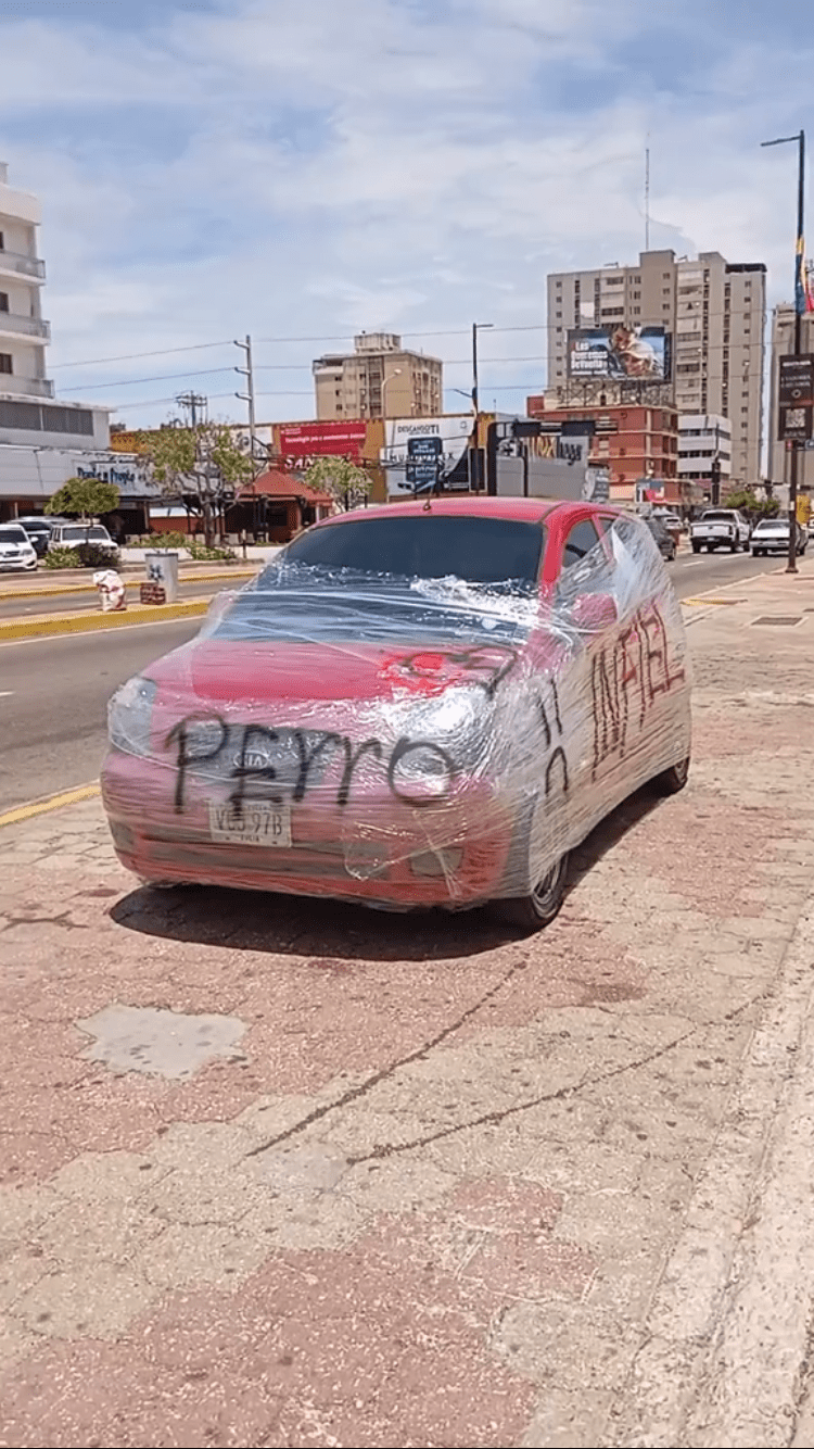 ¿Venganza o marketing? Carro «embalado» con mensaje de infidelidad en Maracaibo es tendencia en&nbsp;redes&nbsp;