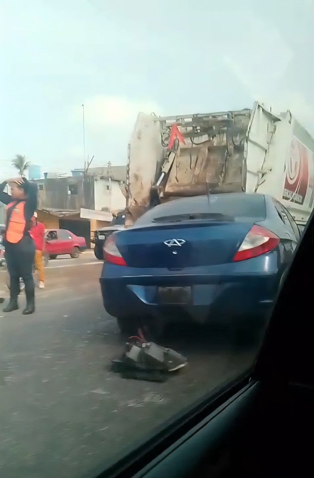 Se le metió por detrás al camión del Aseo en Barcelona