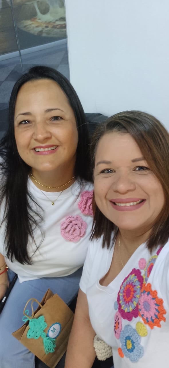 Dos amigas transformaron su pasión compartida por el crochet en una comunidad donde enseñan a&nbsp;otros