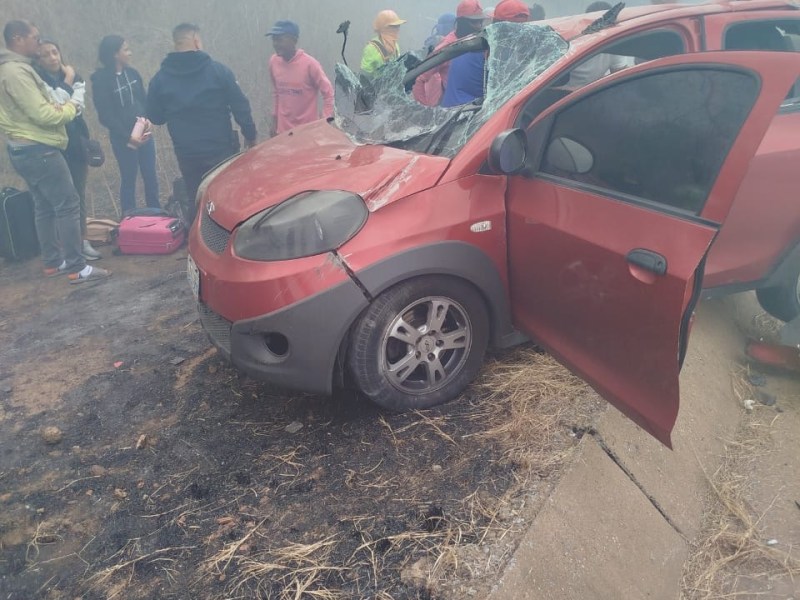 Cuatro heridos deja aparatoso choque entre un taxi y una gandola de gas en el kilómetro&nbsp;52