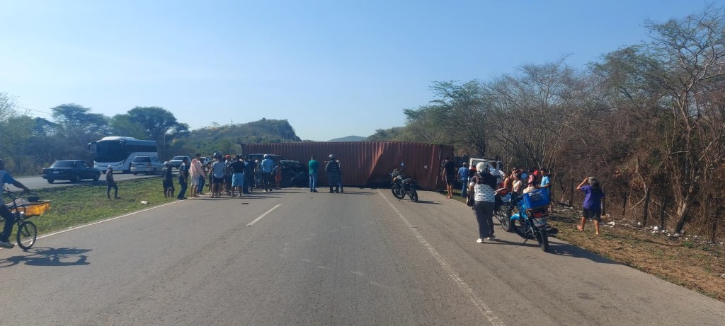 Tres lesionados, entre ellos un menor de edad, dejó la fuerte colisión y volcamiento en la vía San&nbsp;Mateo
