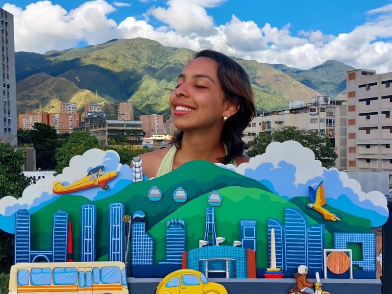 Artista plástico caraqueña transforma billetes y madera en piezas de&nbsp;colección