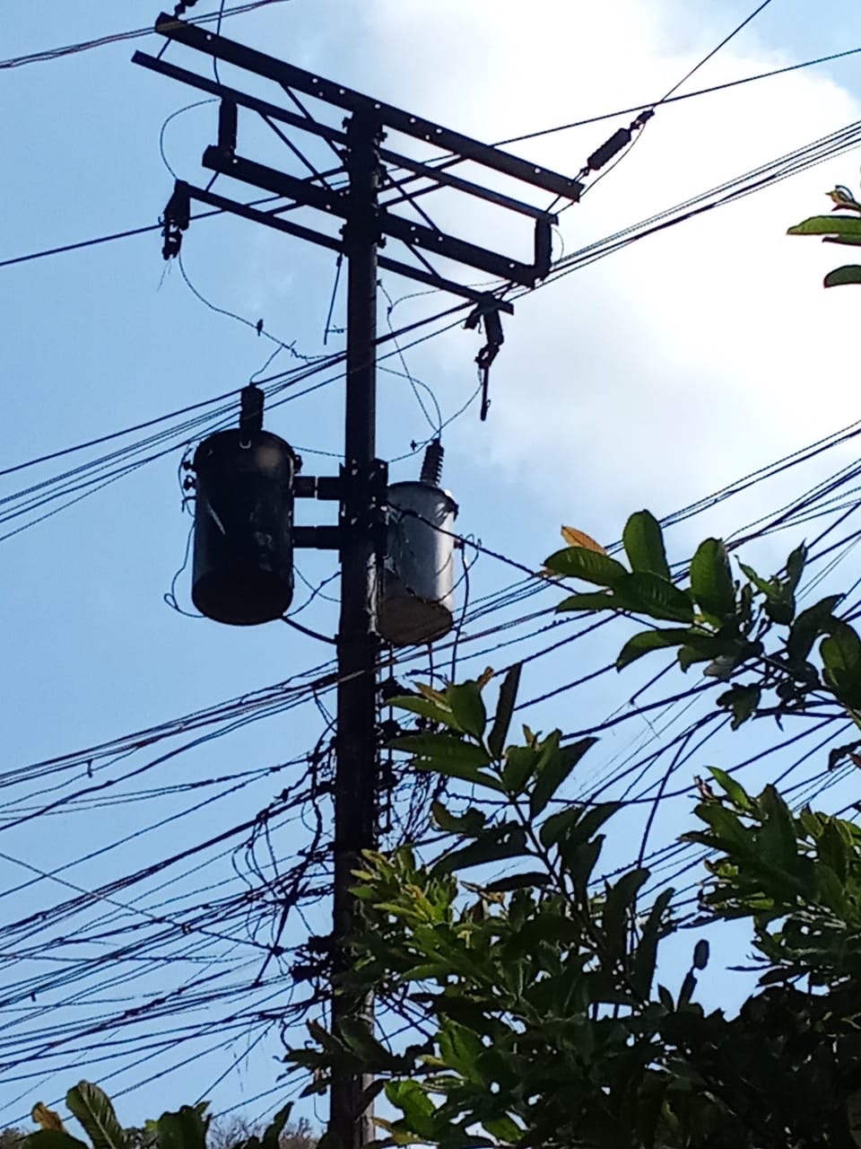 Tres días sin electricidad en calle El Silencio de Puerto La Cruz