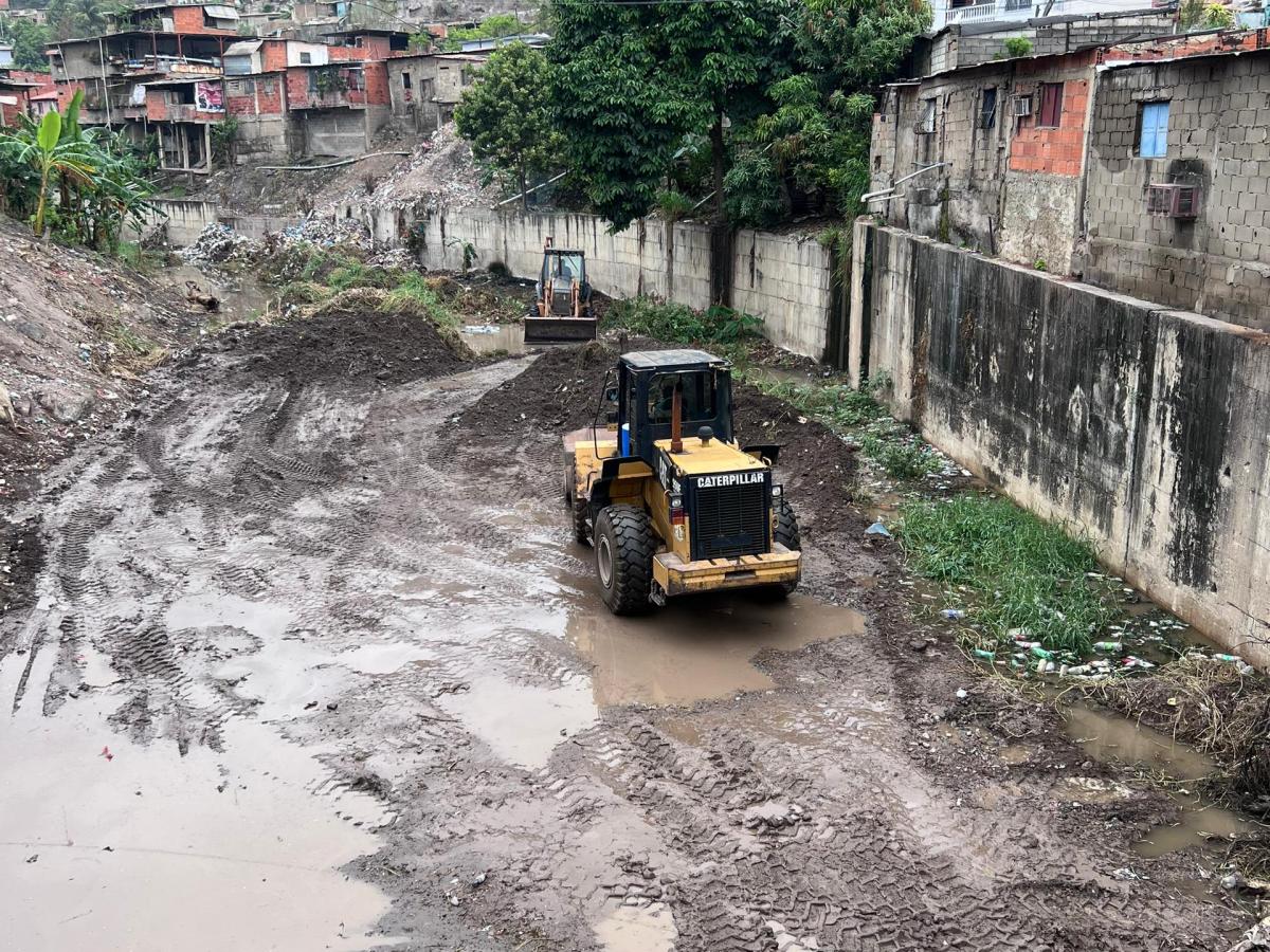 Alcalde de Guanta inspeccionó avances de limpieza de quebrada La&nbsp;Culebra