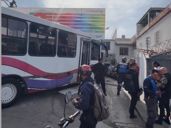 Autobús perdió los frenos en Caracas, chocó contra un local y dejó cuatro&nbsp;heridos&nbsp;