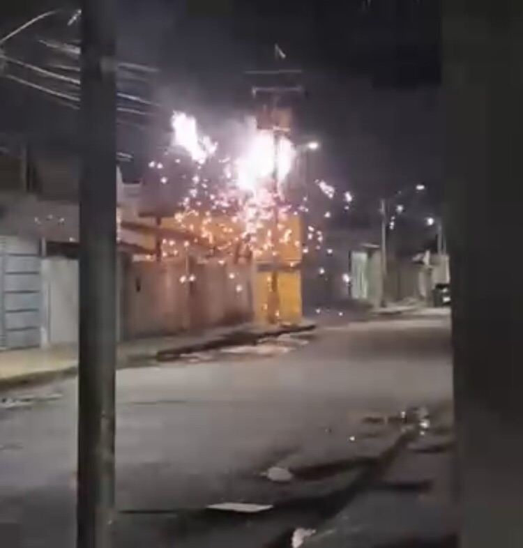 Cortocircuito en Campo Claro deja guayas de alta tensión en plena vía&nbsp;pública