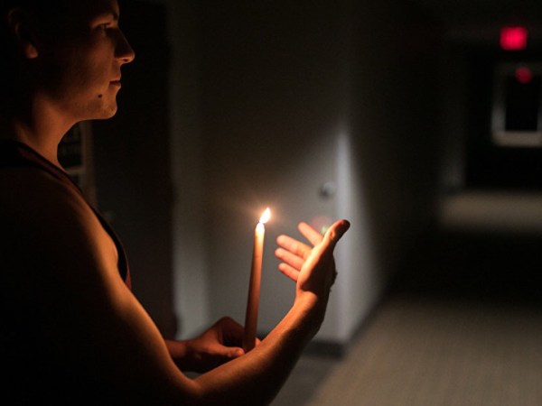 Reportan que en algunos sectores de Barcelona y Puerto la Cruz suman 13 horas sin&nbsp;electricidad