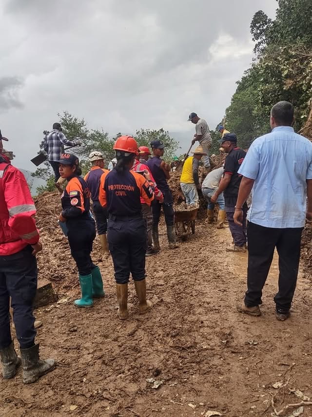 Rescataron a 45 turistas atrapados por derrumbes en la Cascada del Vino en&nbsp;Lara