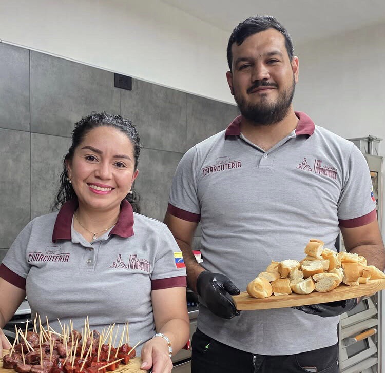 Sin químicos ni procesos industriales: Pareja elabora embutidos 100% artesanal en Puerto&nbsp;Píritu&nbsp;
