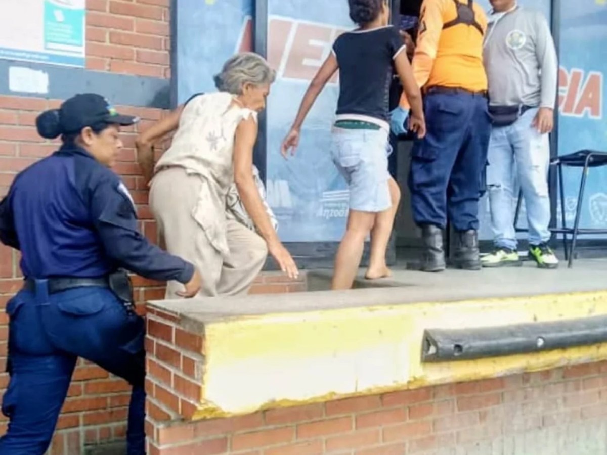 Brindan atención médica a mujer de 33 años que lanzaba objetos contundentes contra vehículos en&nbsp;Barcelona